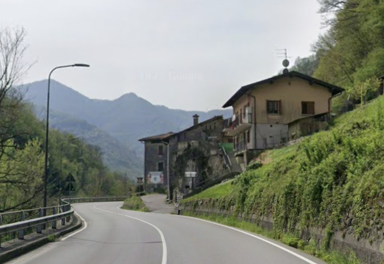 Perde il controllo della sua moto e finisce fuori strada: 70 enne ferito a Zogno