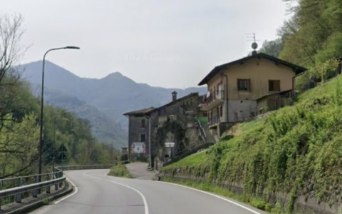 Perde il controllo della sua moto e finisce fuori strada: 70 enne ferito a Zogno