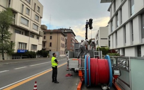 Ancora blackout in centro a Bergamo, senza corrente via San Bernardino e via Carnovali
