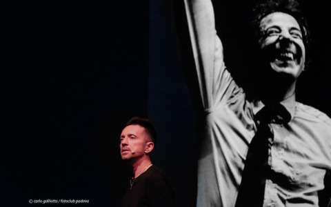 Andrea Scanzi inaugura il Dionisio Festival con “E pensare che c’era Giorgio Gaber”. 