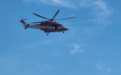 Anziano ha un malore in strada, allertato l’elisoccorso