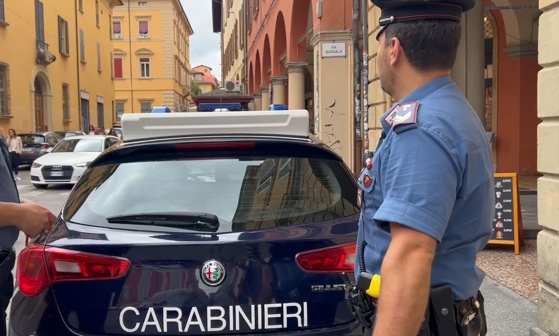 Anziano scippato in via Oberdan, un giovane gli ha strappato dal collo la catenina d’oro