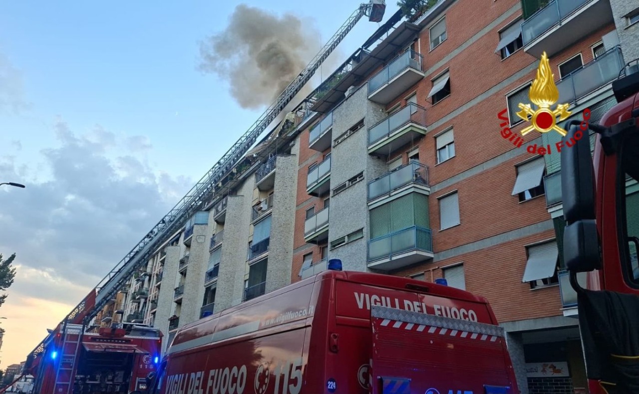 Appartamento in fiamme nella zona di via Palmanova: muore una coppia di anziani, evacuato l’intero stabile