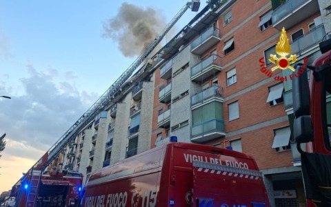Appartamento in fiamme nella zona di via Palmanova: muore una coppia di anziani, evacuato l’intero stabile