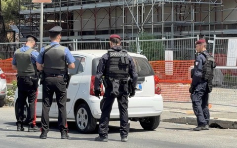 Arma e paracadutisti setacciano via dell’Archeologia