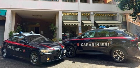 Armato di machete semina il panico in un bar, arrestato