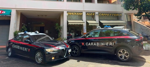Armato di machete semina il panico in un bar, arrestato