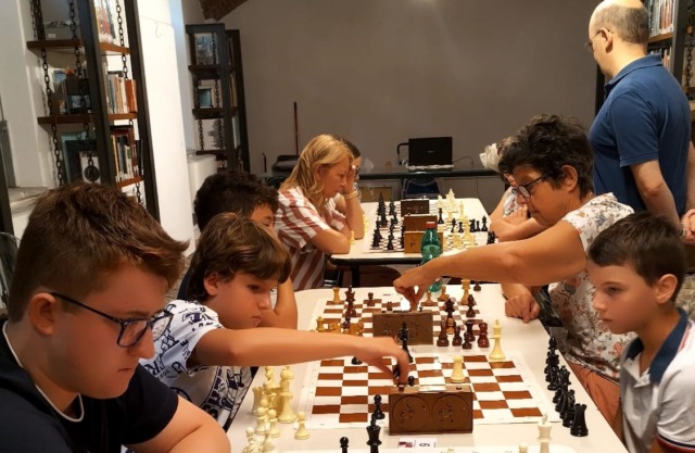 Arona, torneo finale di scacchi in biblioteca: premiati i vincitori del corso
