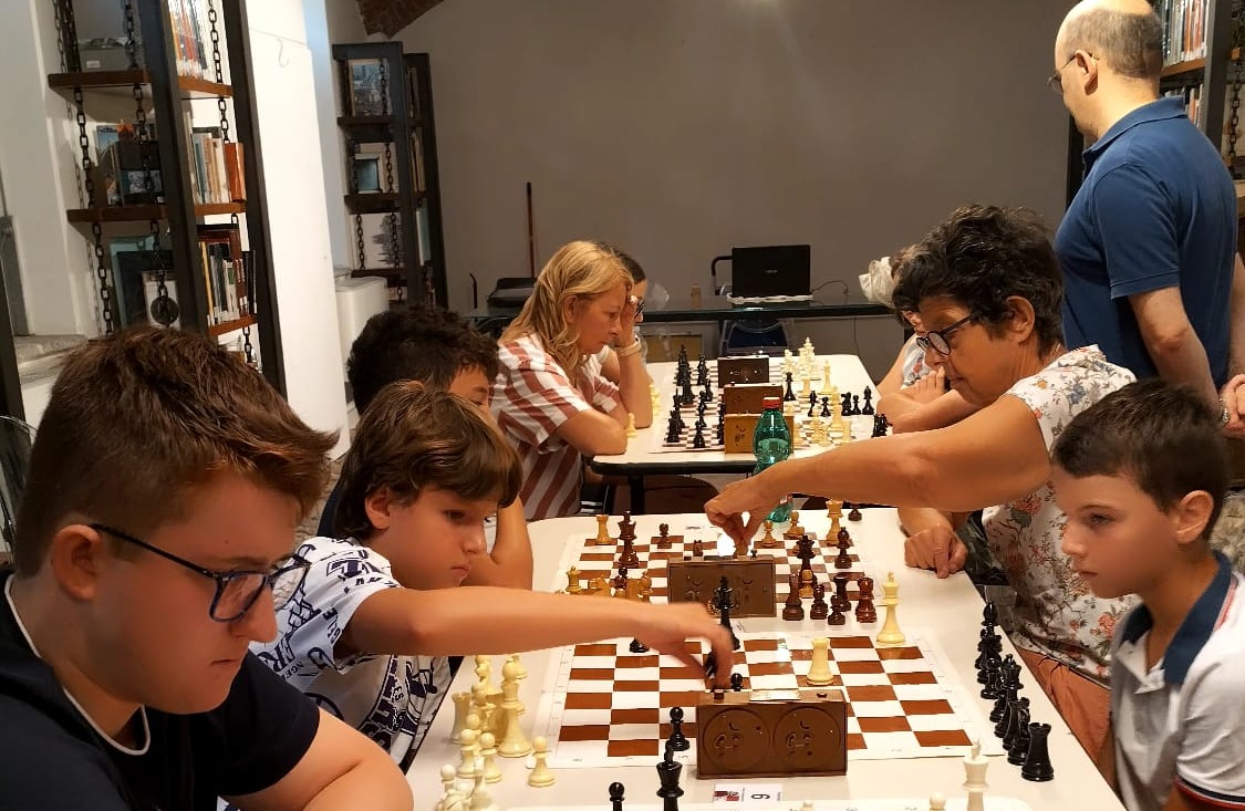 Arona, torneo finale di scacchi in biblioteca: premiati i vincitori del corso