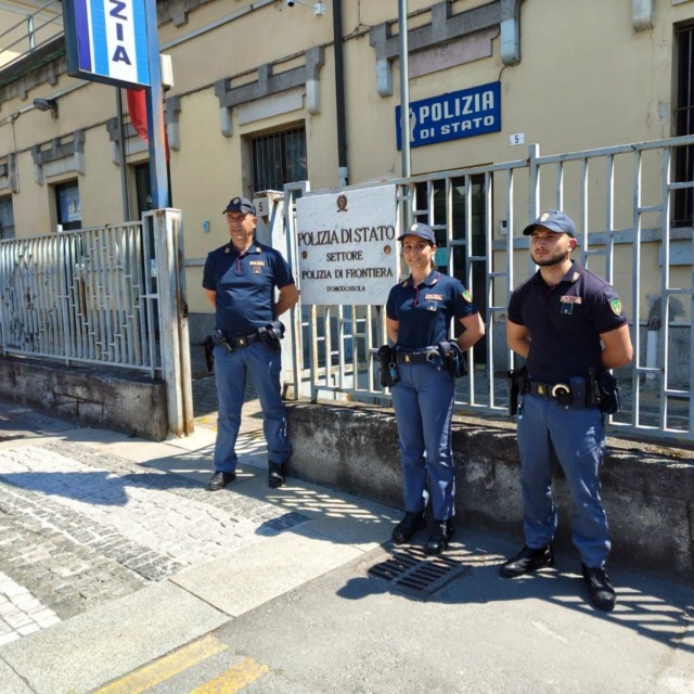 Aronese smarrisce la borsa: gliela restituiscono gli agenti della Polizia di Stato