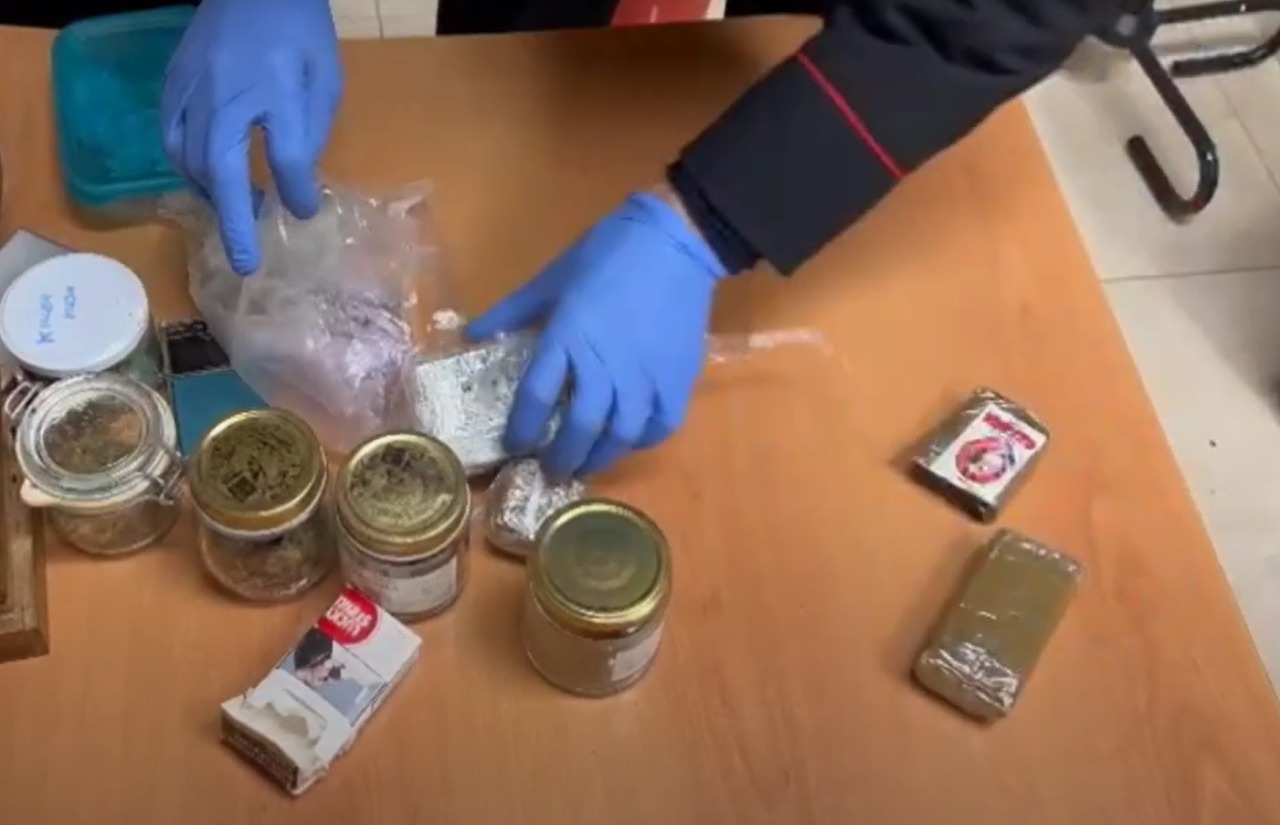 Controllo dei carabinieri finisce con un arresto a Osio Sotto: in casa aveva hashish, bilancino e contanti