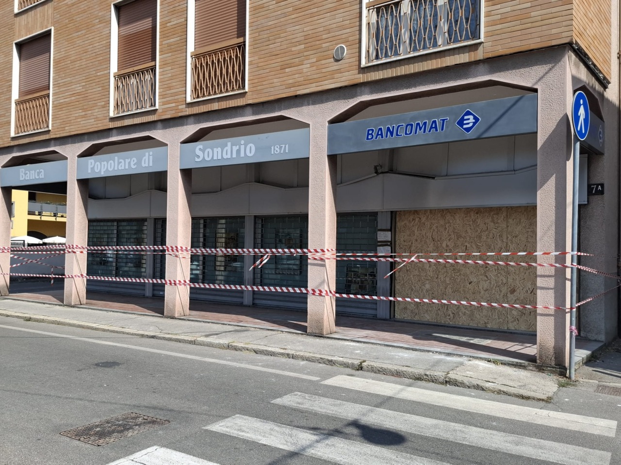 Assalto in piena notte, esplode il bancomat