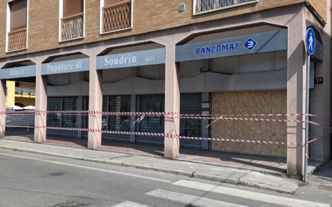 Assalto in piena notte, esplode il bancomat