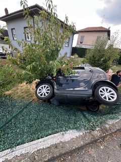 Auto esce di strada, abbatte una recinzione e piomba in un giardino