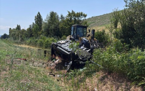 Auto finisce fuori strada in A13, grave una donna