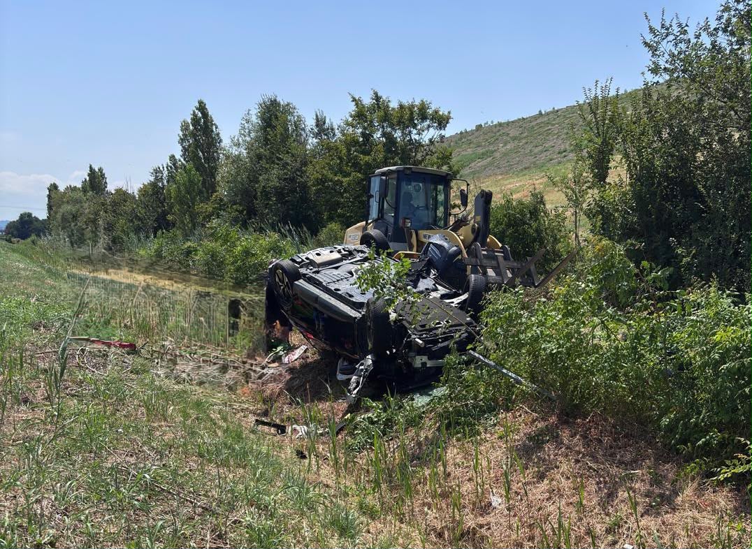 Auto finisce fuori strada in A13, grave una donna