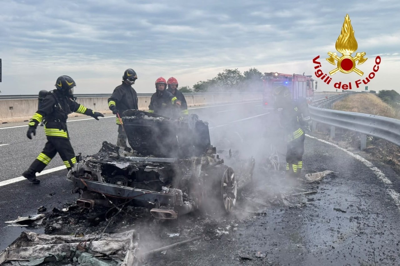 Auto in fiamme lungo l’A26: intervengono i Vigili del fuoco