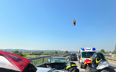 Auto in fuga, inseguimento e schianto lungo la 436