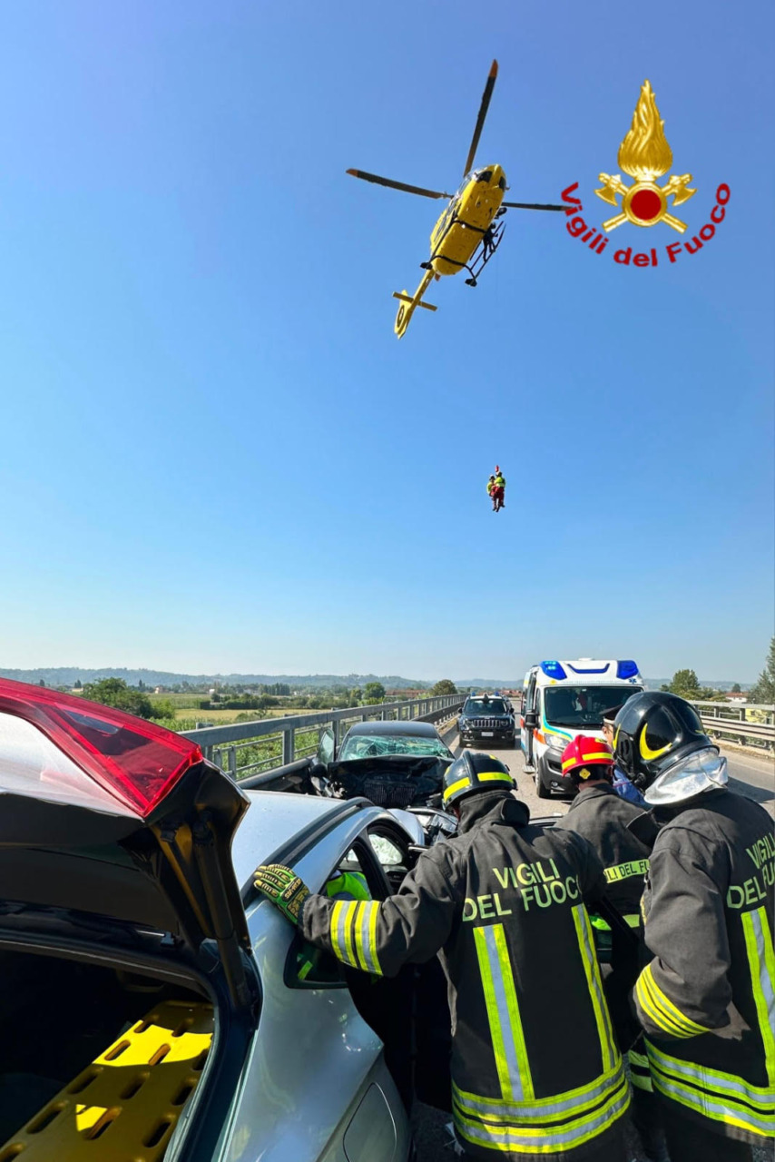 Auto in fuga, inseguimento e schianto lungo la 436