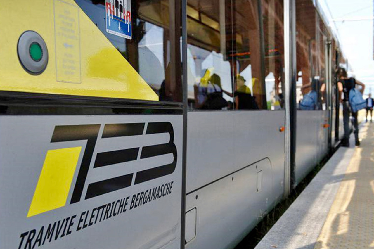 Automobilista non rispetta il rosso: scontro con un tram a Torre Boldone