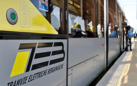 Automobilista non rispetta il rosso: scontro con un tram a Torre Boldone