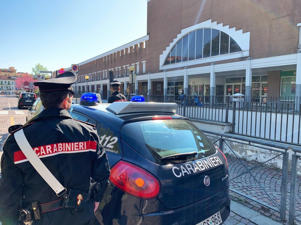 Auto rigata nel parcheggio dell’Esselunga, scoppia la lite e intervengono i carabinieri