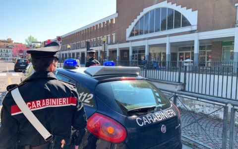 Auto rigata nel parcheggio dell’Esselunga, scoppia la lite e intervengono i carabinieri