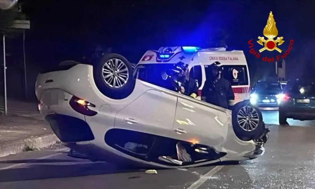 Auto si ribalta lungo via Roma sud
