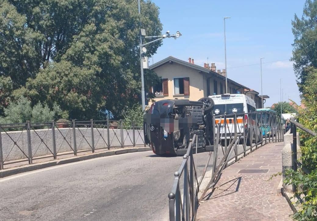 Auto si ribalta sul ponte: traffico in tilt