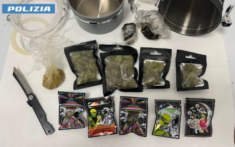 Aveva in auto droga e coltello: denunciato