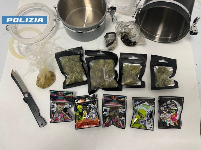 Aveva in auto droga e coltello: denunciato