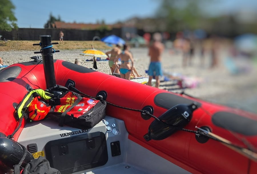 Bambino in difficoltà in acqua, il padre lo salva ma fatica a rientrare: soccorso dai Vigili del fuoco