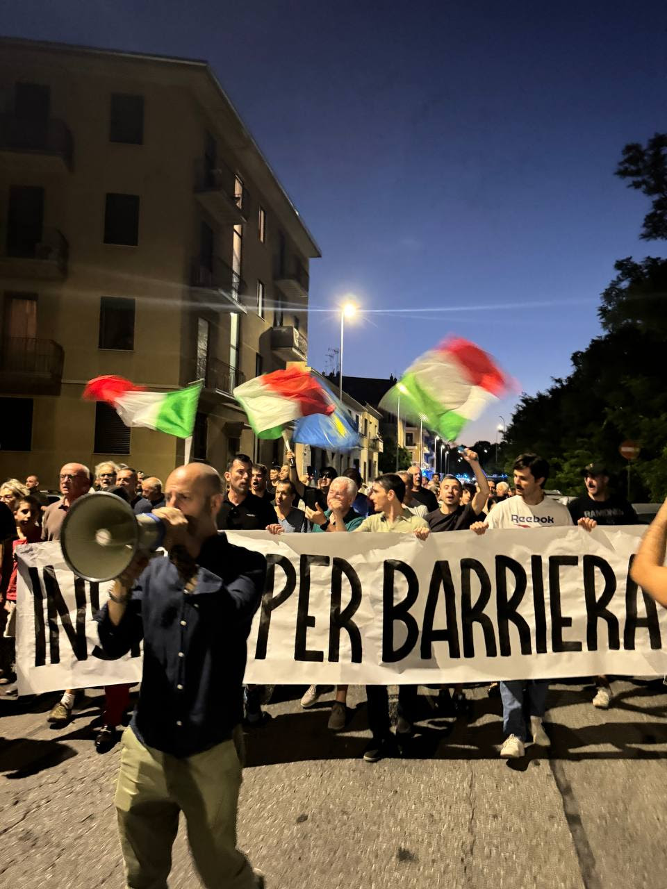 Barriera di Milano, manifestazione di comitati e commercianti contro il degrado