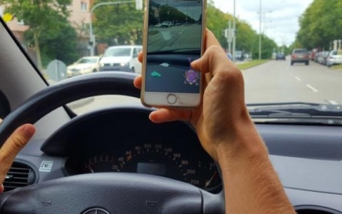Beccato a guidare con il cellulare, 40enne aggredisce gli agenti e scappa: rintracciato e denunciato