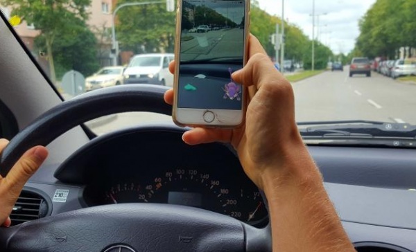 Beccato a guidare con il cellulare, 40enne aggredisce gli agenti e scappa: rintracciato e denunciato