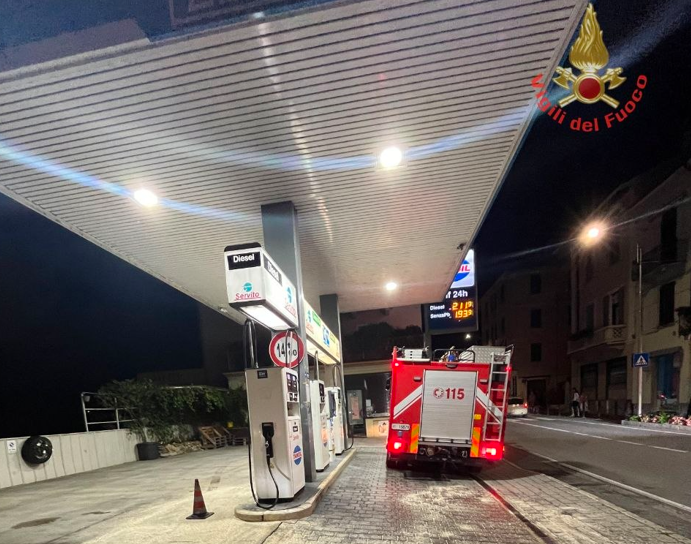 Bellano, perde litri di gasolio al distributore: area isolata