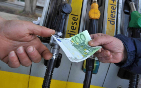 Benzina, fare il pieno è diventato una «tassa occulta». Ecco dove si risparmia a Bergamo