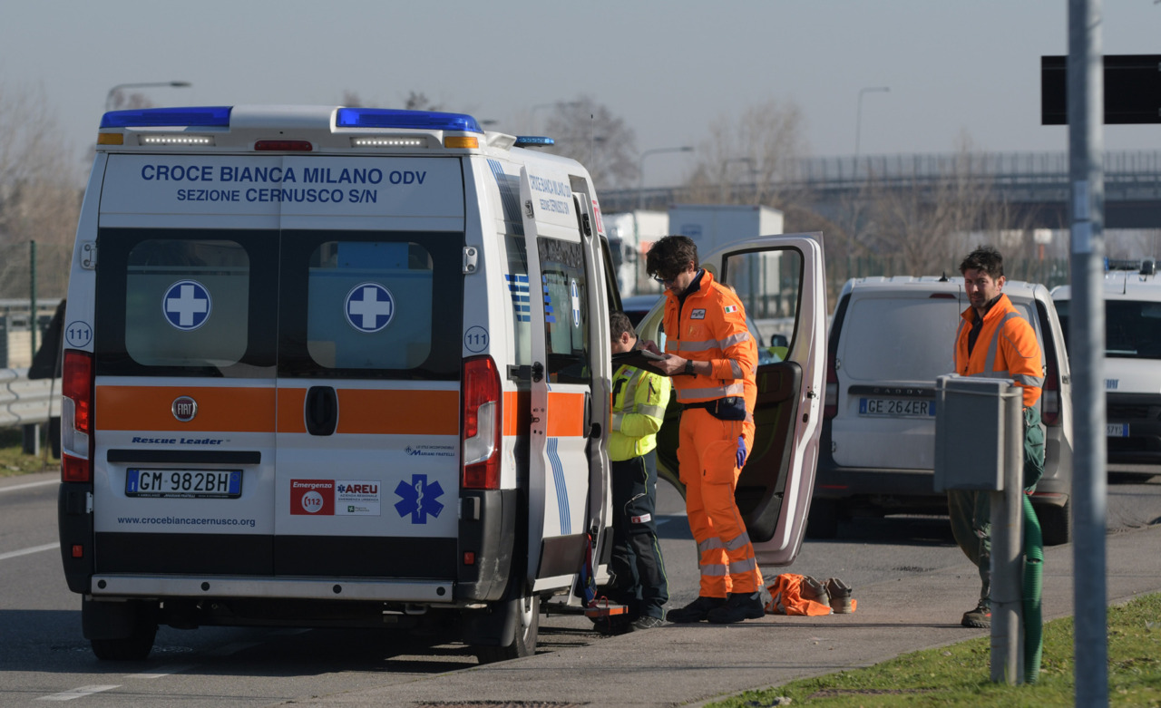 Bici e corpo a terra: arrivano i soccorsi, ma è troppo tardi. Muore 59enne