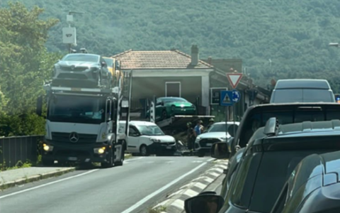 Bisarca perde il rimorchio alla rotonda del Ponte Azzone Visconti: traffico in tilt