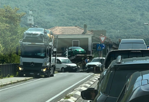 Bisarca perde il rimorchio alla rotonda del Ponte Azzone Visconti: traffico in tilt