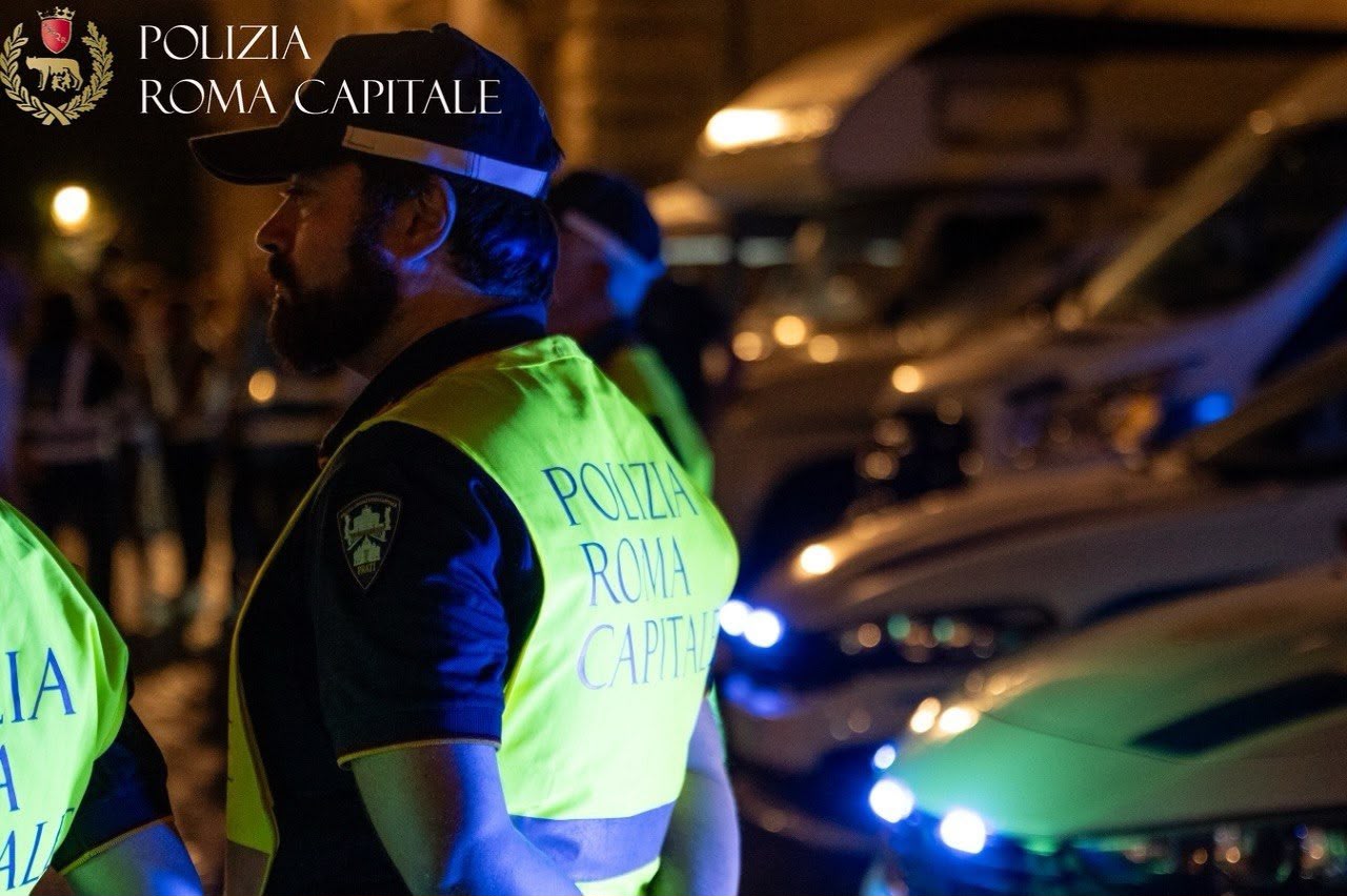 Blitz al Colosseo e nelle zone della movida, fermate 16 persone