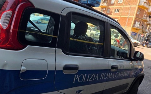 blitz della Polizia Locale in zona stazione: chiuso minimarket “dall’inferno” tra blatte e cibo scaduto