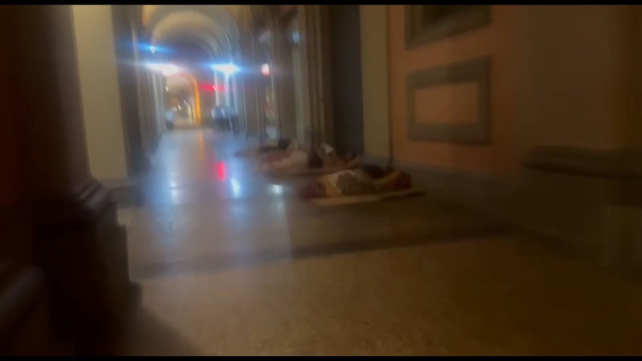 Bologna di notte si trasforma in un dormitorio a cielo aperto. Lo denunciano commercianti e residenti del centro storico