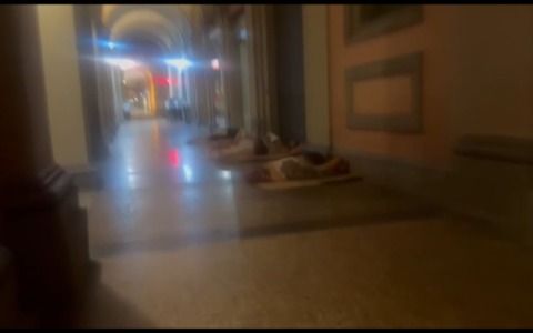 Bologna di notte si trasforma in un dormitorio a cielo aperto. Lo denunciano commercianti e residenti del centro storico