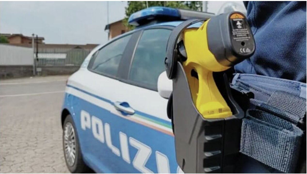 Brescia: si aggirano con fare sospetto nel parcheggio della banca, 33enne esagitato fermato con il taser
