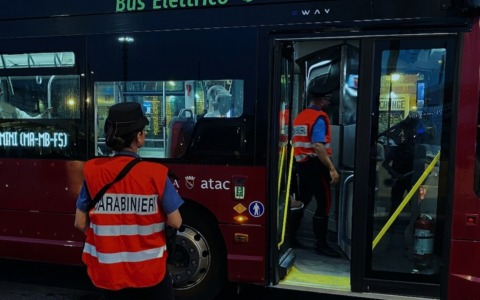 Bus danneggiato a calci dopo un lite e mezzi presi a bastonate