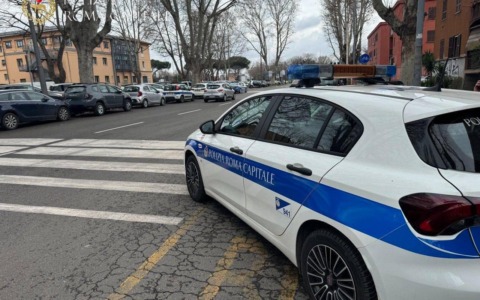 Bus di linea finisce contro le auto in sosta, due donne ferite
