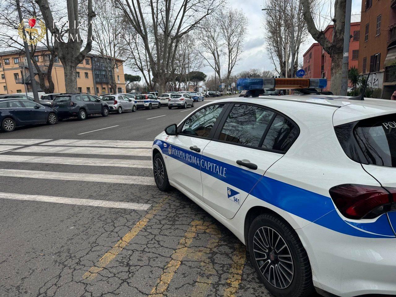 Bus di linea finisce contro le auto in sosta, due donne ferite