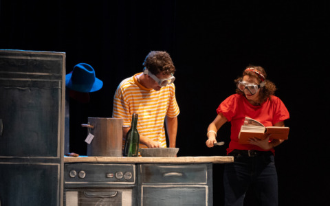 Cabiria Teatro porta “Come cucinare uno smartphone” ai Tetti Verdi per “Estate a Sud”