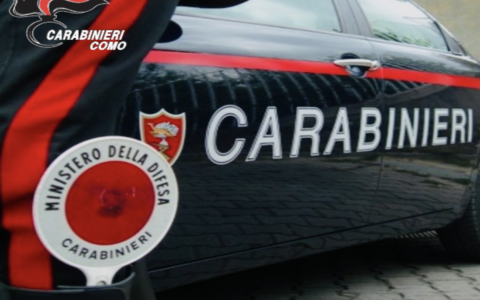 Calci e pugni a soccorritori e carabinieri: arrestato